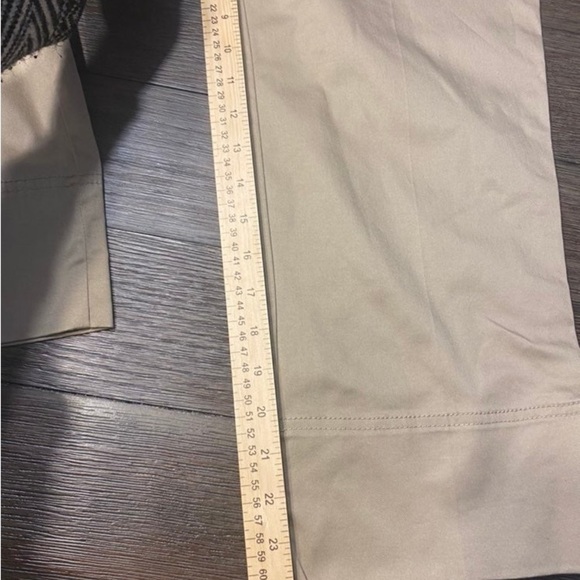 JH COLLECTIBLES Size 12 Stretch
Khaki Beige Two-Pocket Crop
Capris Pants uniform - Picture 7 of 10